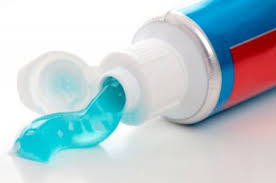 Kem đánh răng – giúp bạn trị mụn hiệu quả