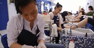 Trục xuất nhân viên làm móng gốc Việt di trú bất hợp pháp