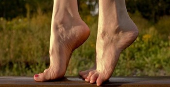 10 lợi ích sức khỏe bất ngờ từ việc kiễng chân.