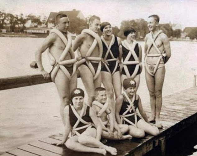 Thiết kế “áo phao” làm từ lốp xe đạp dành cho những người thích bơi lội năm 1925 ở Đức.