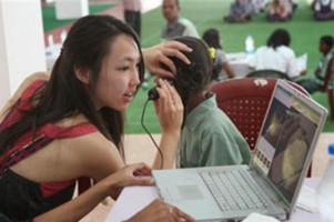 Thiếu nữ Việt chế tạo dụng cụ y khoa sản phẩm tẩy rửa và bảo vệ tai.