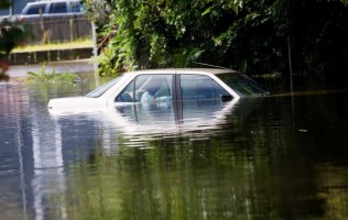 Cảnh ngập lụt sau cơn mưa lớn kỷ lục tại nước Mỹ