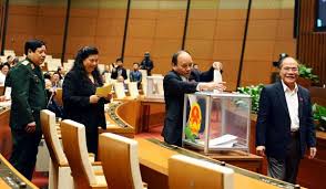 Chủ tịch Quốc hội Nguyễn Sinh Hùng bỏ phiếu tín nhiệm sáng 15-11 - Ảnh: Việt Dũng