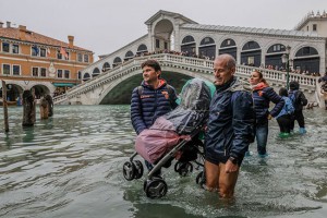 Hình ảnh cảnh tượng 70% thành phố Venice bị chìm trong biển nước.