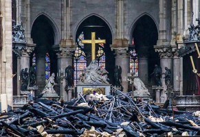 Notre Dame bốc cháy và câu chuyện về những cuộc chỉ trích không hồi kết của cư dân mạng