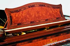 Chiếc đàn piano màu gụ đỏ.