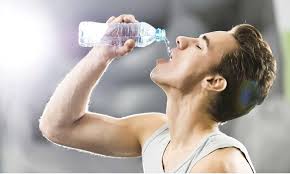 Uống nhiều nước nhưng vẫn khô miệng: Dấu hiệu của 4 bệnh phổ biến.