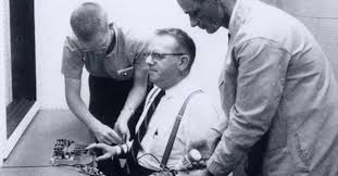 Thí nghiệm Milgram gây kinh ngạc: Con người thiếu tư duy độc lập rất dễ tiếp tay cho cái ác