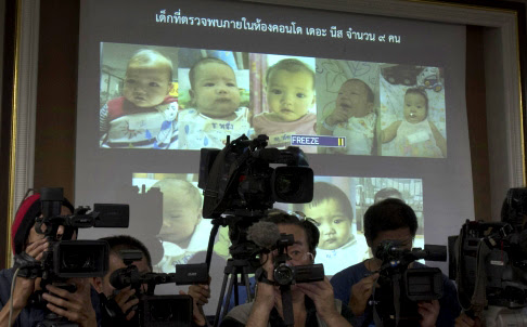 Cảnh sát Thái Lan công bố hình ảnh một số trẻ sơ sinh là con của người đàn ông Nhật với các bà mẹ mang thai hộ - Ảnh: AP