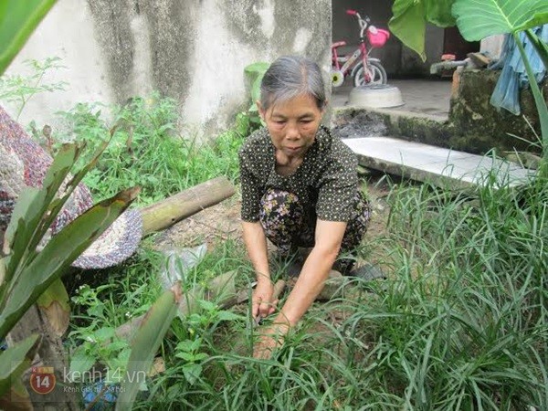 Hiện nay, dù cuộc sống đã bớt khổ, nhưng hàng ngày bà vẫn giúp người con út lo việc nhà.