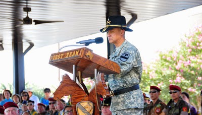 Chuẩn Tướng Lương Xuân Việt xúc động trong lời cảm tạ  sau nghi lễ thăng cấp tại Fort Hood, Texas. (Hình: Hà Giang/Người Việt