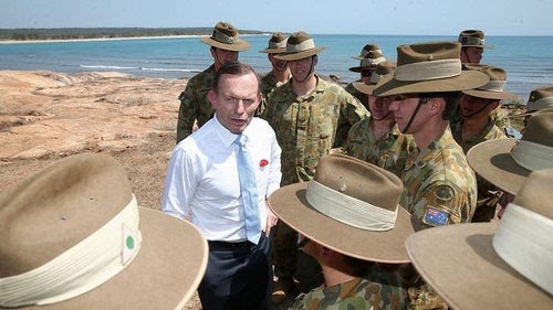 Thủ tướng Úc (áo trắng) nói chuyện với các binh sĩ