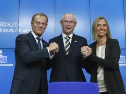 Chủ tịch Hội đồng Châu Âu mãn nhiệm Herman Van Rompuy chúc mừng ông Donald Tusk (t), tân Chủ tịch, và Ngoại trưởng Ý Federica Mogherini (p), tân lãnh đạo Ngoại giao Châu Âu, Bruxelles, 30/08/2014. REUTERS/Yves Herman