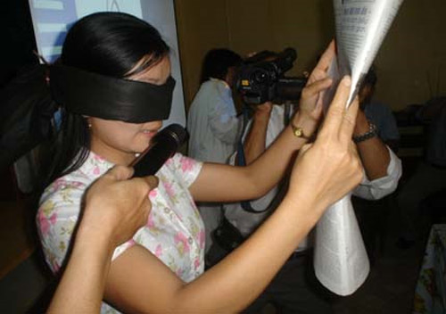 Chị Hoàng Thị Thiêm với khả năng đọc được khi bị bịt kín mắt (Ảnh dẫn qua nguoilaodong.com)