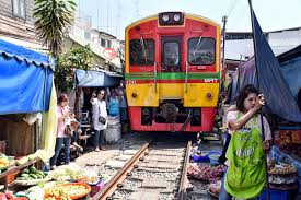 Khu chợ cảm giác mạnh ngay trên đường sắt ở Thái Lan.