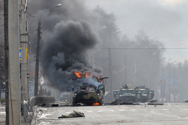 Chiến tranh Nga – Ukraine: Bom đạn bên ấy, “khói lửa” bên này