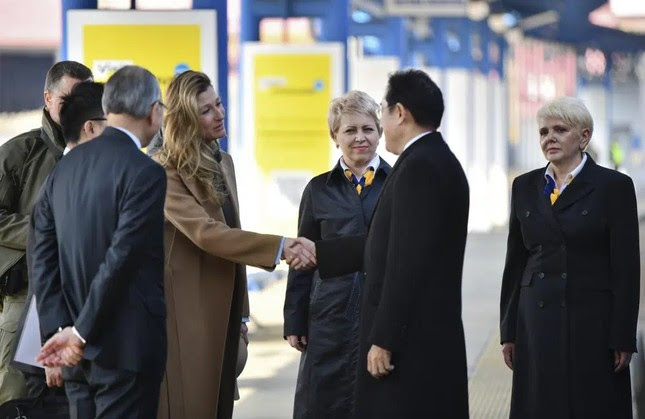 Thủ tướng Nhật Bản đến Kiev bằng tàu hỏa